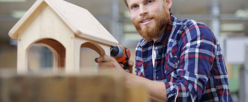 Artisan fabriquant une maison miniature