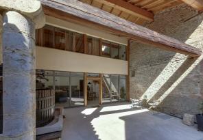 Vue extérieure d’une grange rénovée en gîte