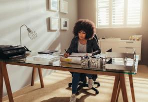 Femme travaillant à son bureau à domicile Femme travaillant à son bureau à domicile