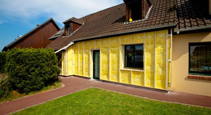 Façade de maison avec une ITE