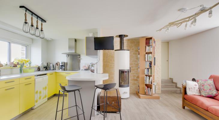 Cuisine et salon rénovés de style moderne