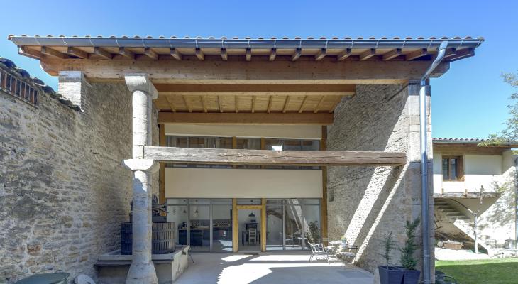 Vue générale d’une grange rénovée en gîte à Écully