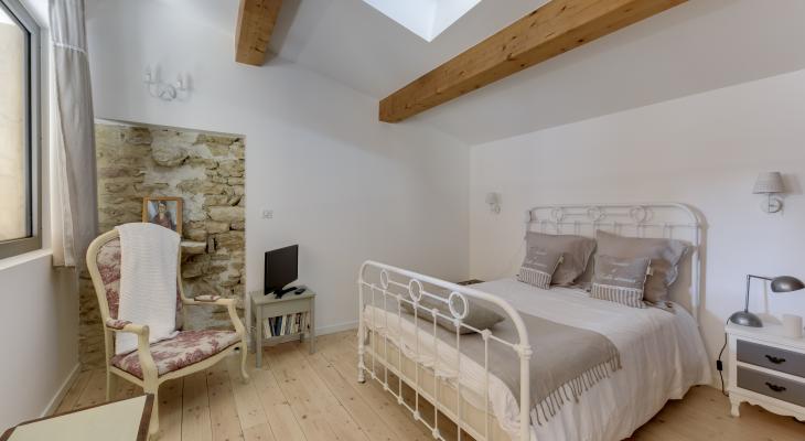 Vue de la chambre rénovée du gîte à Écully