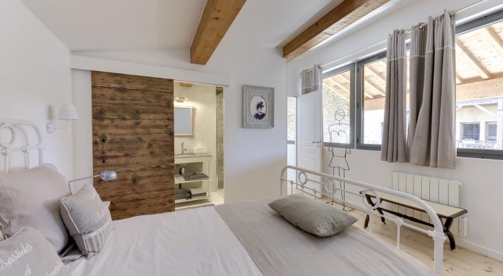 Vue de la chambre et salle de bain du gîte à Écully