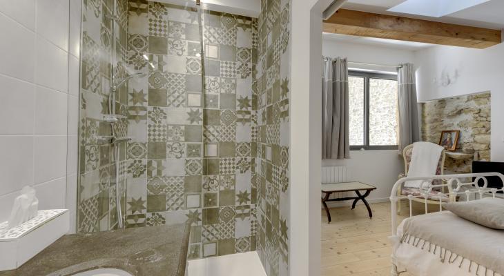 Vue de la salle de bain rénovée du gîte
