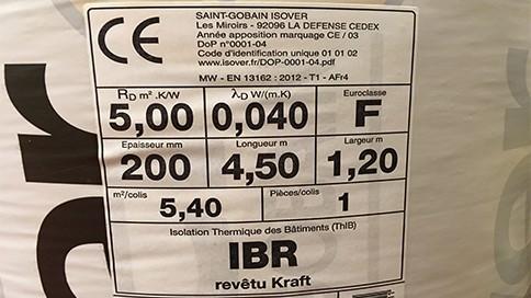L'étiquette de chaque matériau isolant présente les caractéristiques générales du produit, les performances, le marquage CE et la certification. 