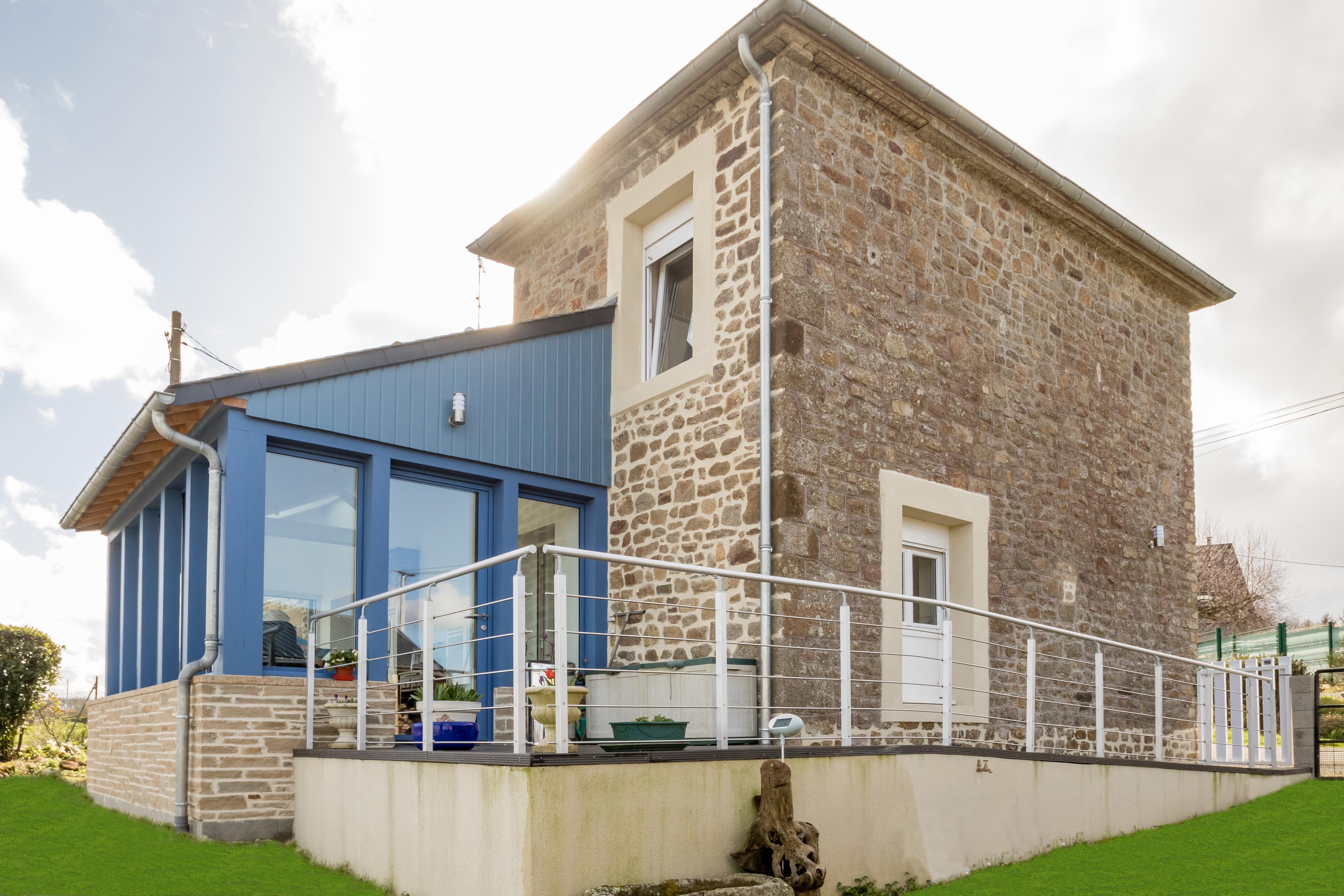 Vue extérieure d’une maison rénovée avec extension véranda