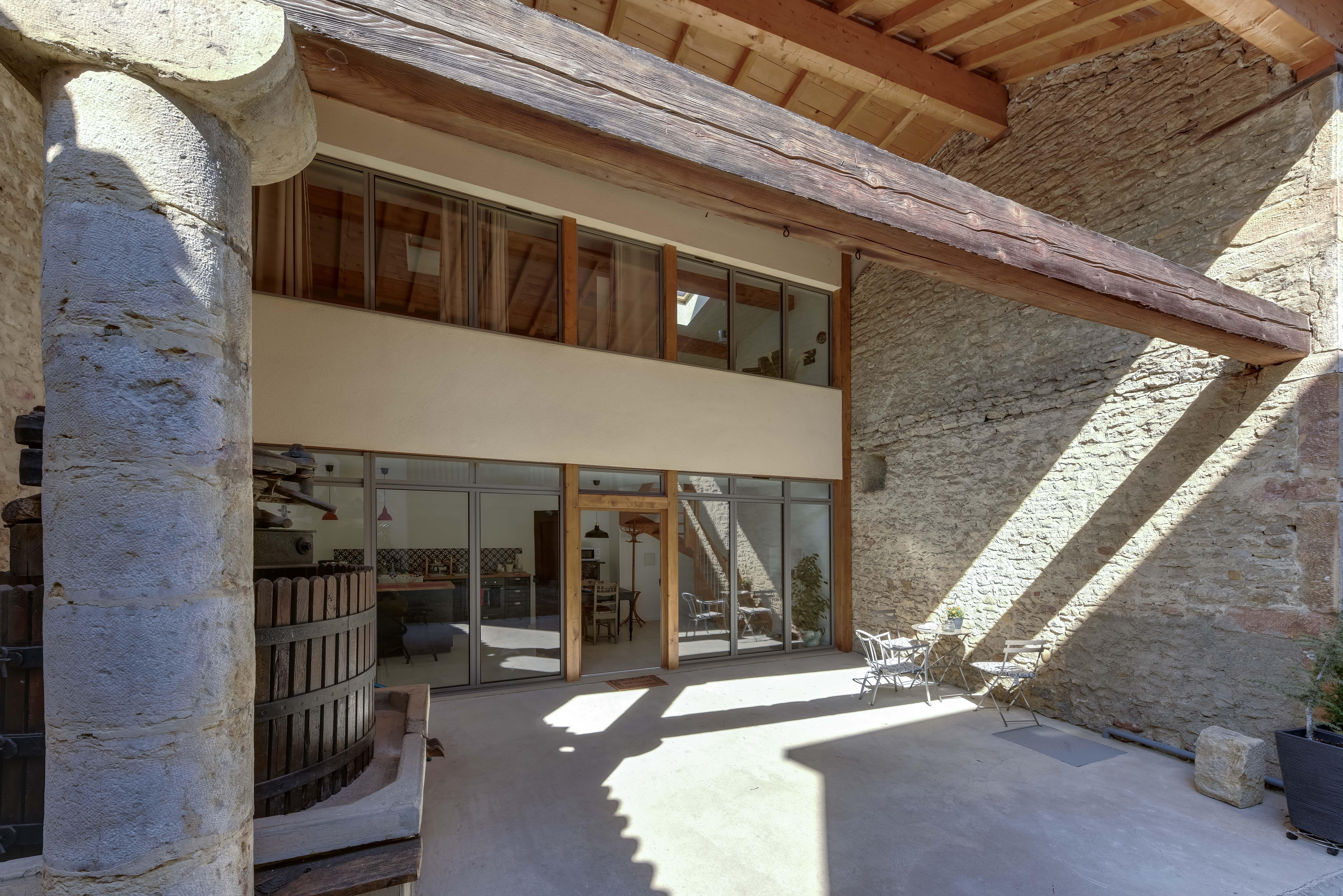 Vue extérieure d’une grange rénovée en gîte