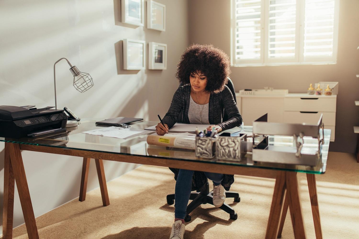Femme travaillant à son bureau à domicile