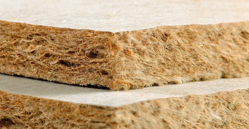 La fibre de bois est le premier isolant biosourcé utilisé pour l'isolation, et notamment dans les maisons ossature bois.