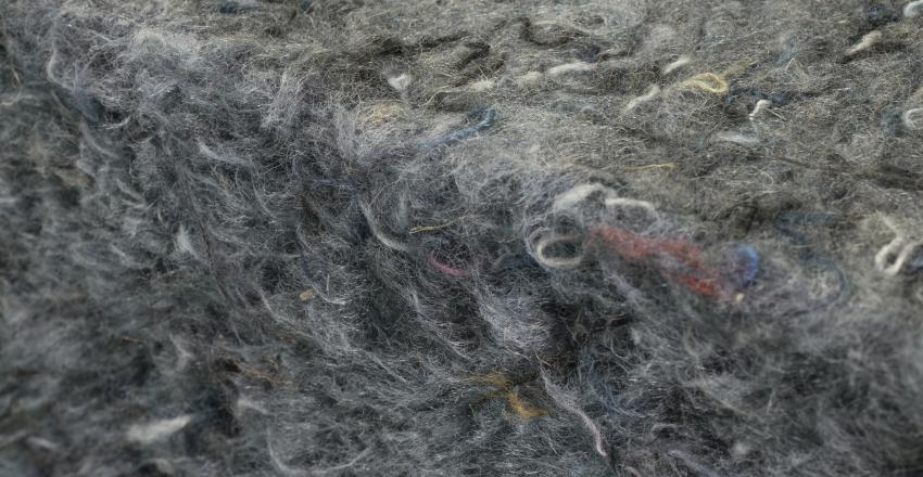 Issu de textiles recyclés, l'isolant en laine de coton est une bonne alternative pour l'isolation thermique et acoustique